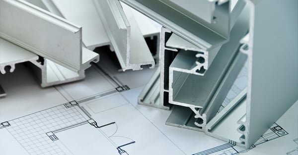 Perfiles de aluminio sobre plano técnico de diseño y construcción